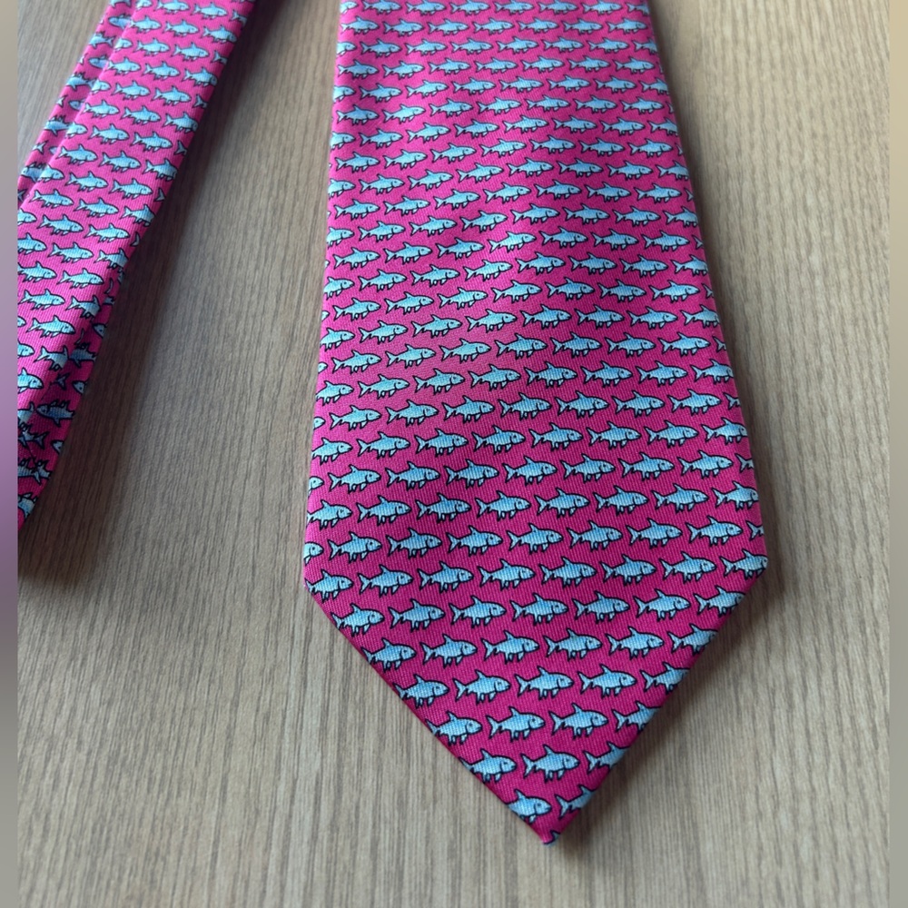 Vineyard Vines Pink and Blue Shark Tie Clean and in great shape Shark